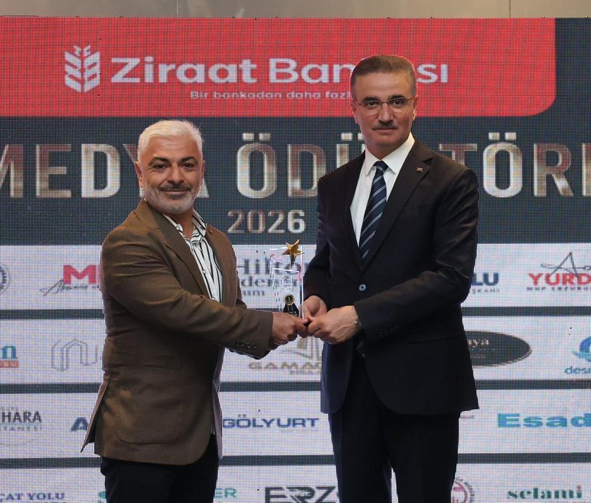 Erzurum'da başarılı gazetecilere ödül verildiği törenden bir görünüm.