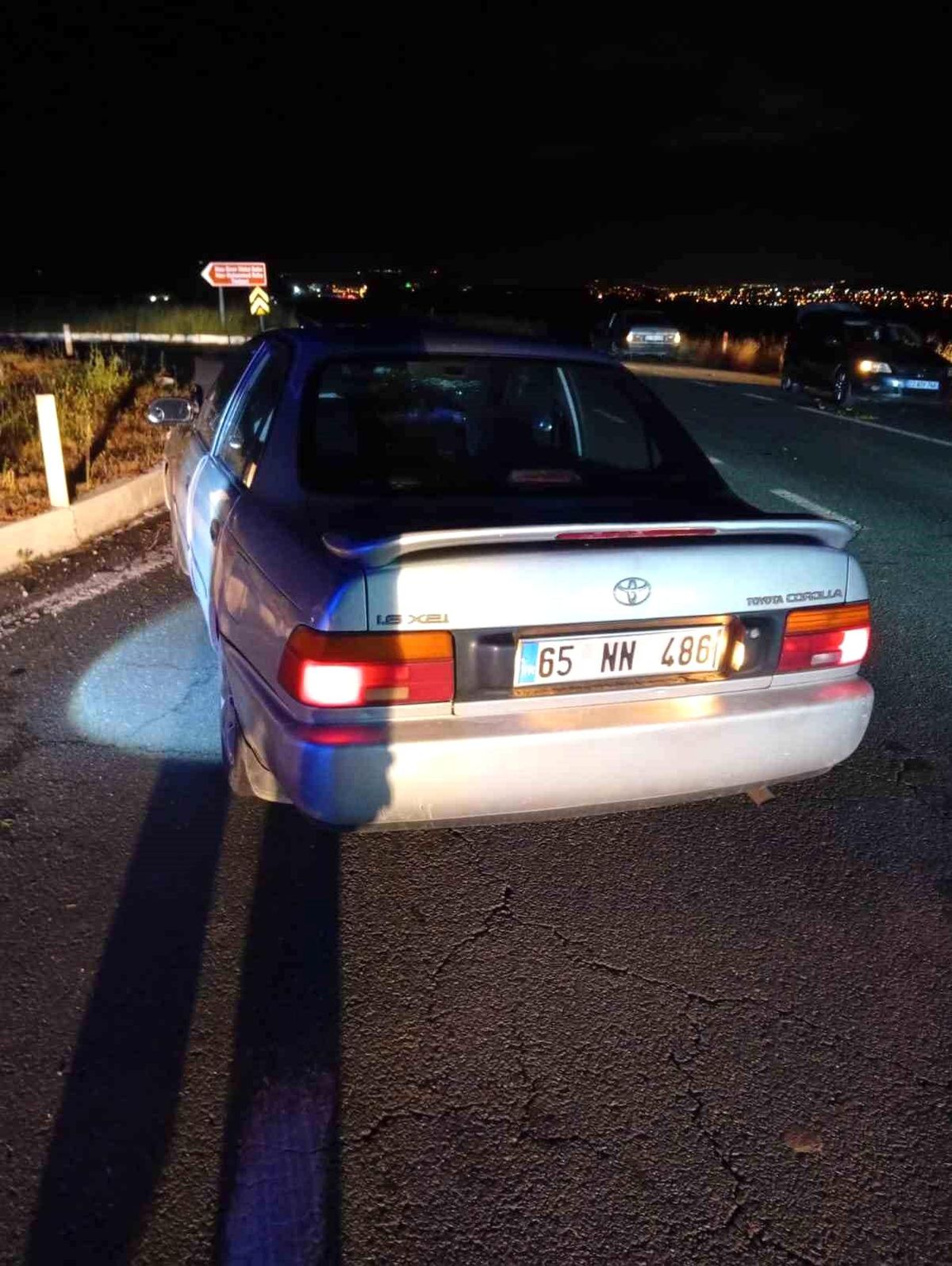 Elazığ-Bingöl karayolunda meydana gelen trafik kazasında iki otomobilin çarpışması sonucu oluşan hasar ve çevredeki polis ekipleri.
