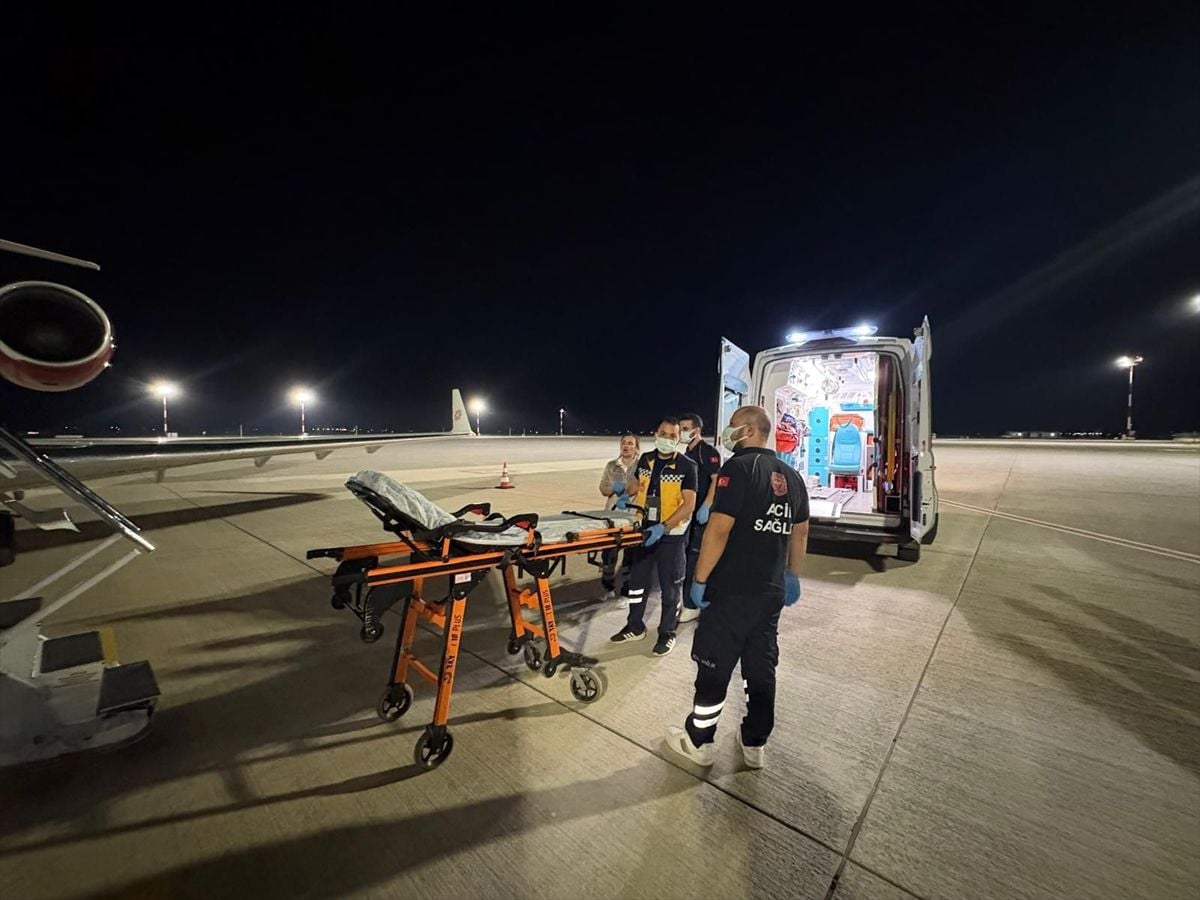 Hava ambulansı ile Türkiye'ye getirilen genç hastanın Adana Şehir Hastanesi'ne nakledilmesi.