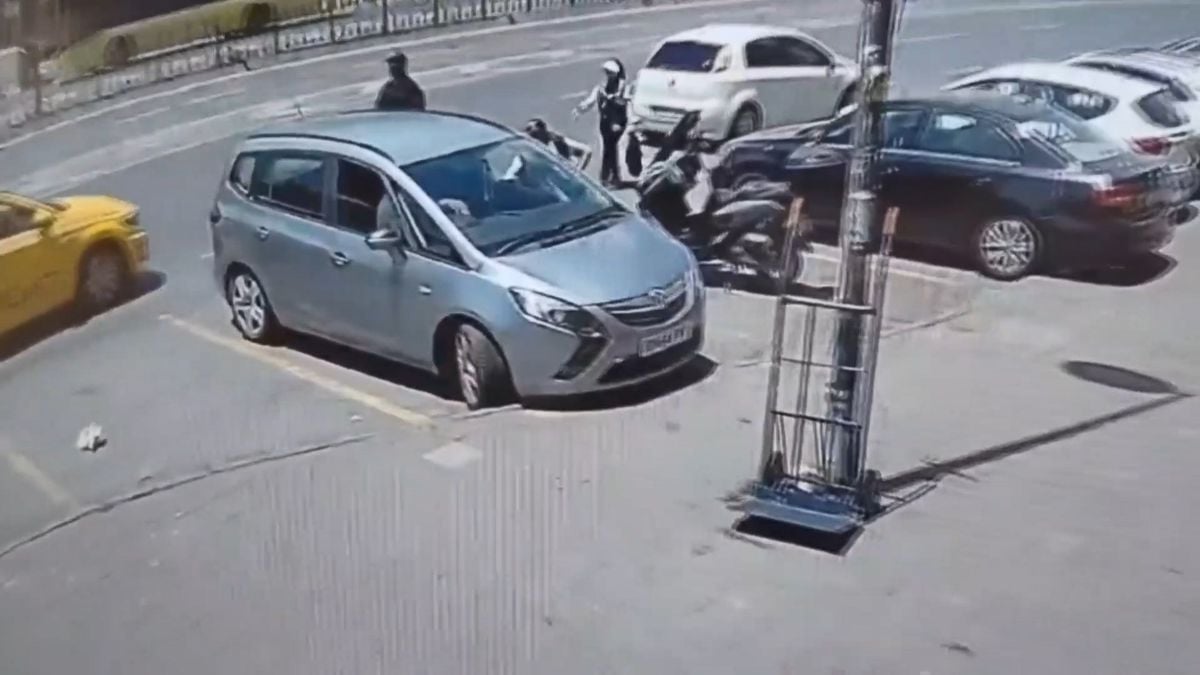 Fatih'te araçta eşini bekleyen Rumen turistin çantasını çaldılar; içindekileri alıp geri bıraktılar