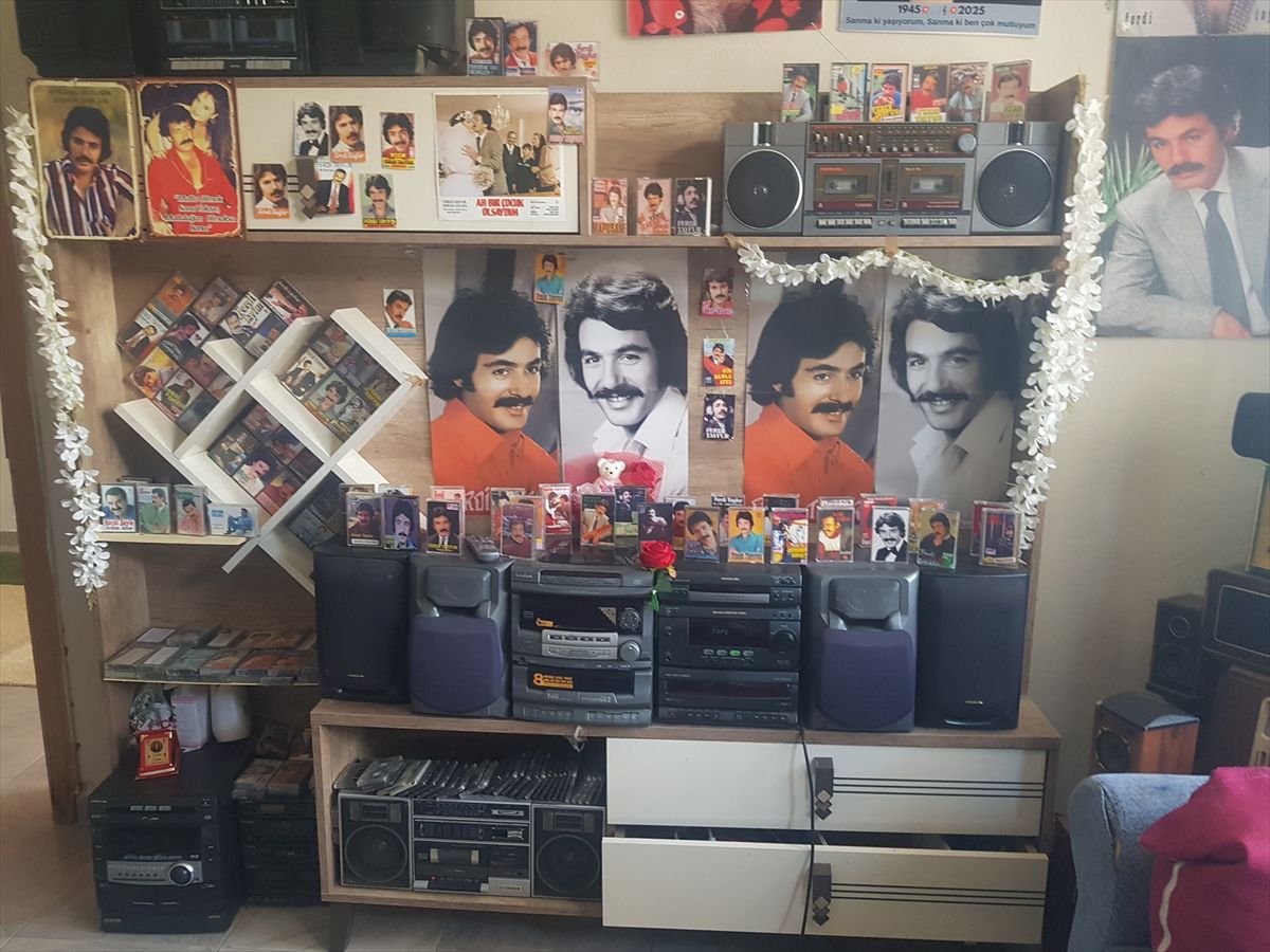 Ferdi Tayfur sevgisini evindeki özel odada yaşatıyor