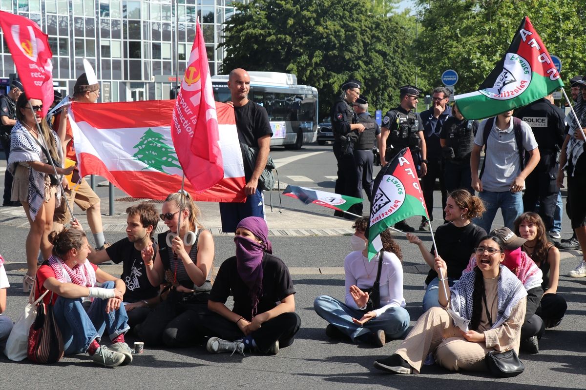 Fransa'da eylemciler, İsrailli firmaların Eurosatory fuarına katılımına tepki olarak yolu kapattı