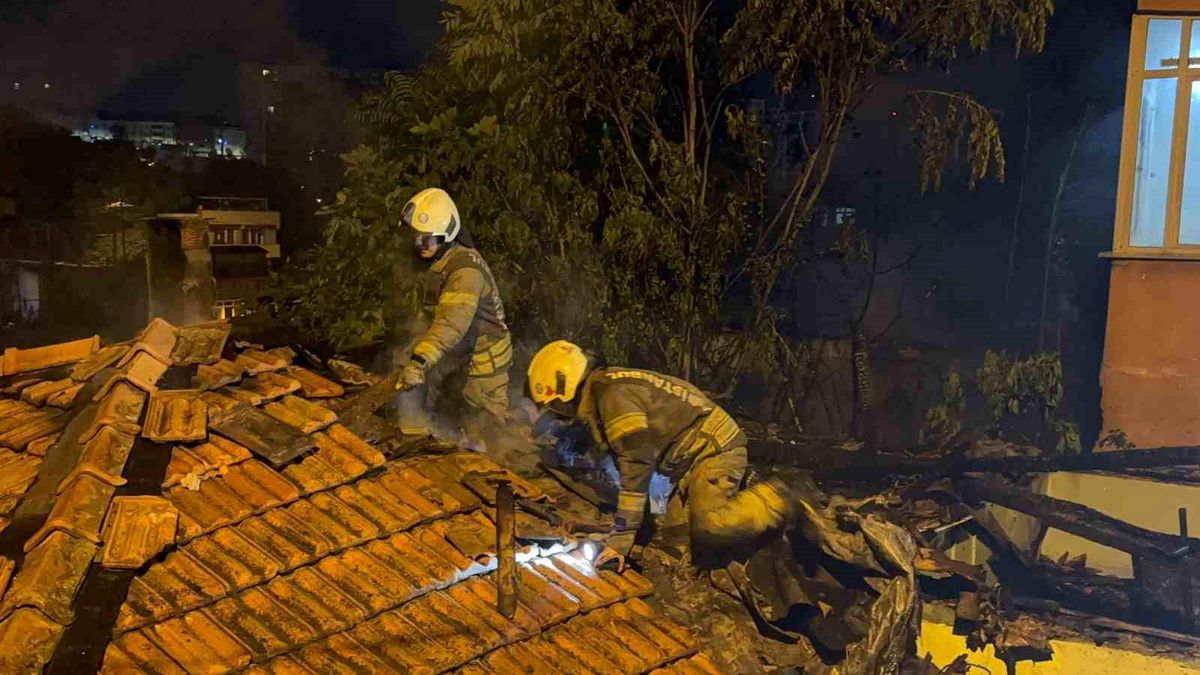 Gaziosmanpaşa'da bir gecekonduda çıkan yangın, çevredeki diğer evlere sıçradı. İtfaiye ekipleri yangına müdahale ediyor.