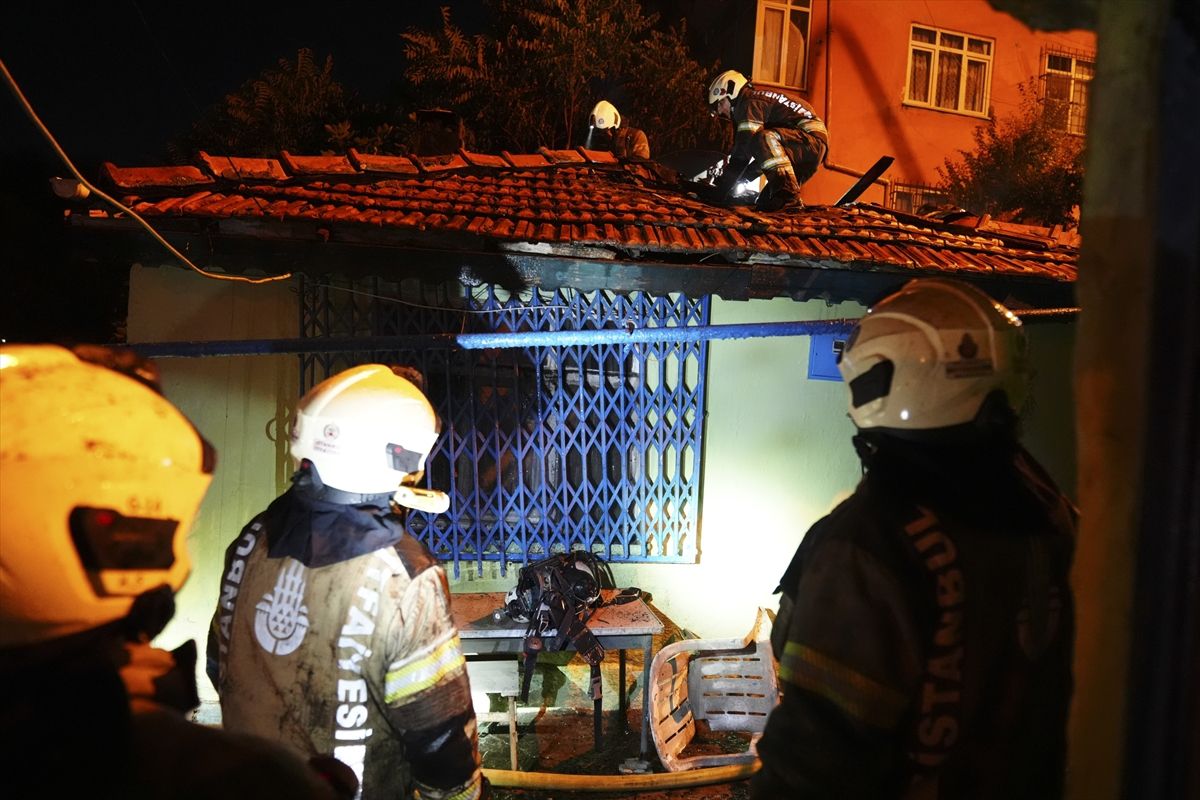 Gaziosmanpaşa'da çıkan gecekondu yangınında alevler ve dumanlar görülüyor.