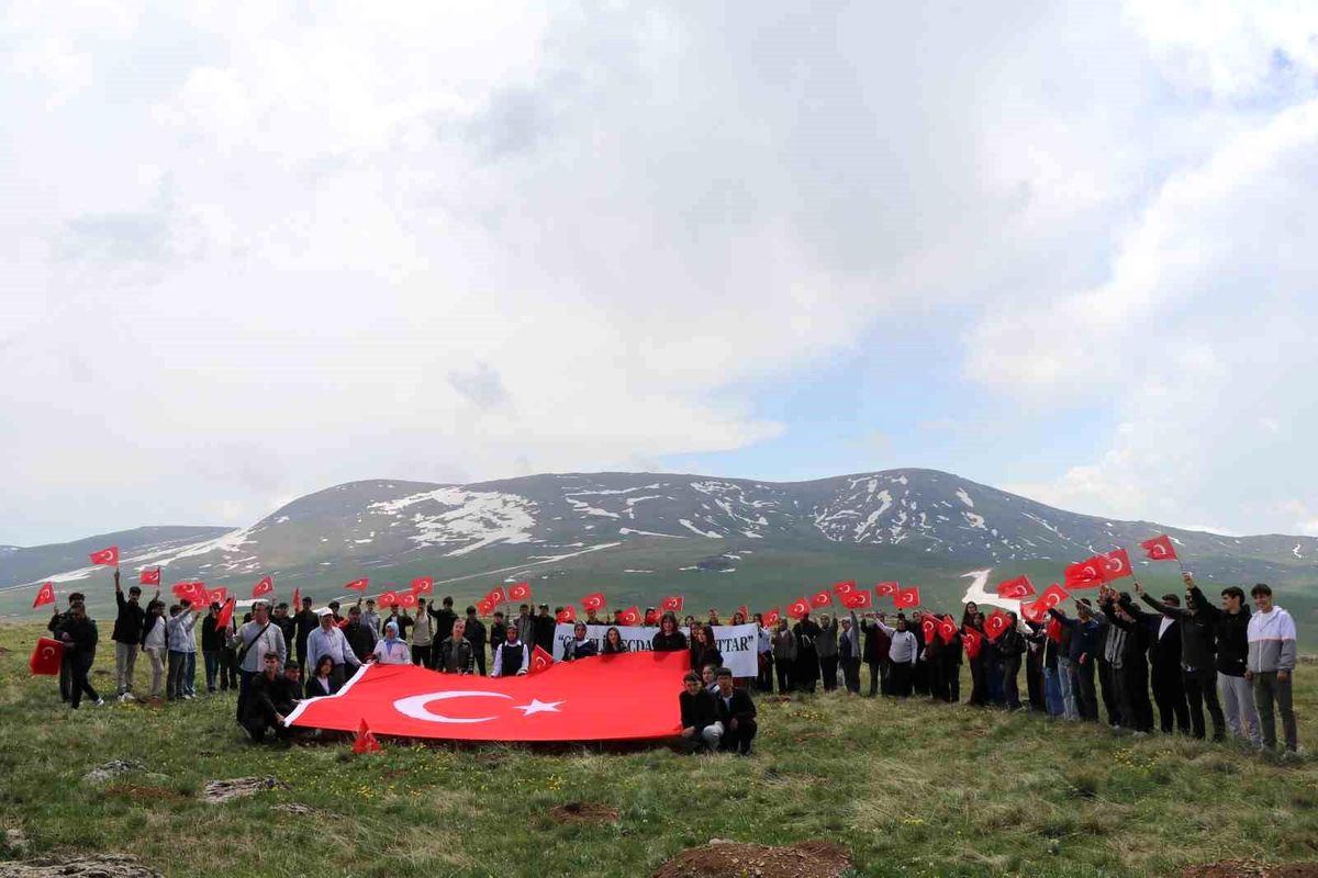Oltulu Öğrencilerden Allahuekber Şehitlerine Anlamlı Ziyaret