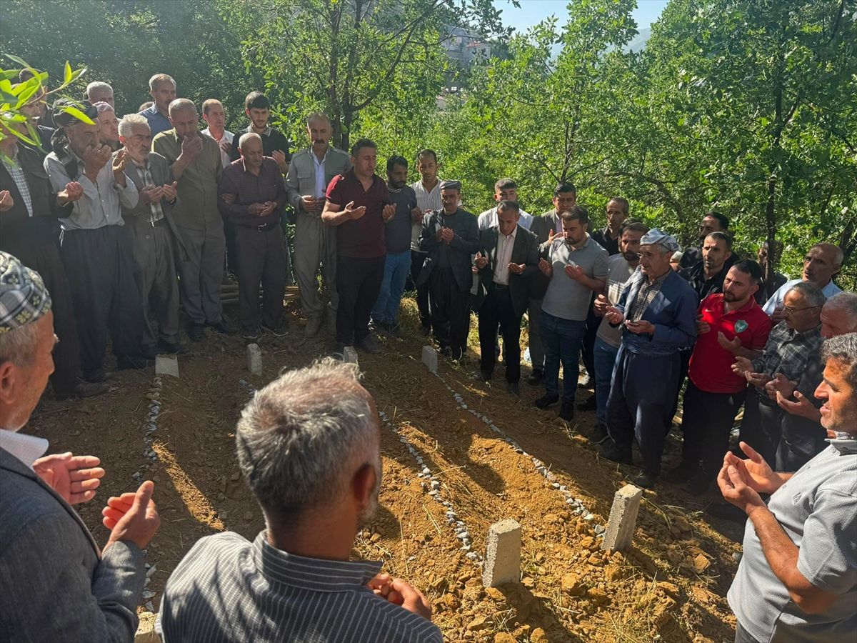 Hakkari'nin Şemdinli ilçesinde, aile katliamında hayatını kaybedenlerin cenaze töreninden bir kesit.