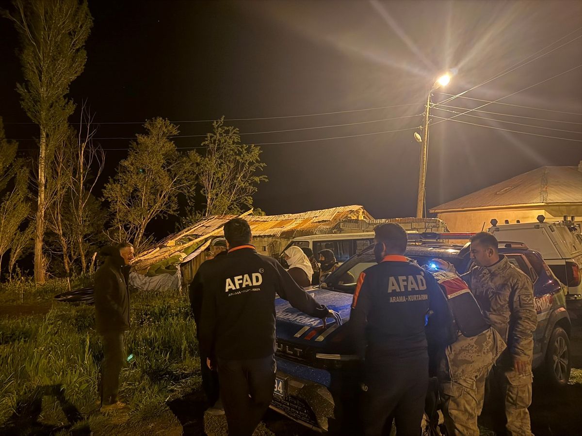 Hakkari'de yaylada mahsur kalan 8 kişi kurtarıldı