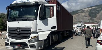 Hatay'da tırın çarptığı motosikletteki anne ve 2 çocuğu yaralandı