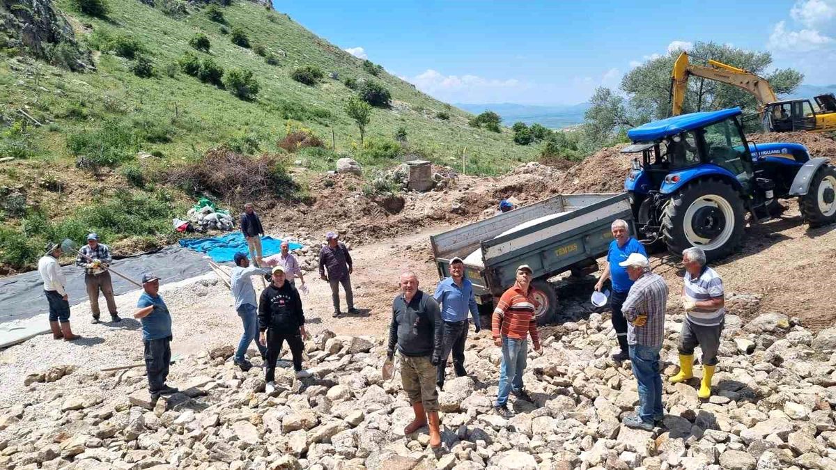 İmece usulüyle köylerinin içme suyu hattını yenilediler