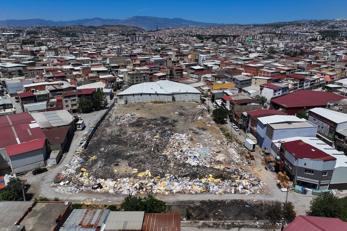 İzmir'de Karabağlar Sanayi Sitesi'nde oluşan atık yığınlarına tepki