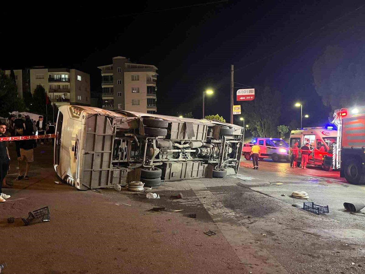İzmir Aliağa'da meydana gelen trafik kazasında çarpışan araçlar.