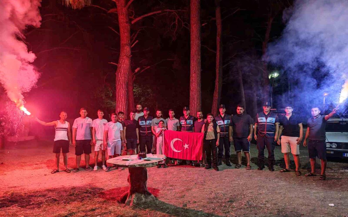 Mersin'de gençlerden jandarmaya duygusal sürpriz: Kavga ihbarı pastalı kutlamaya dönüştü