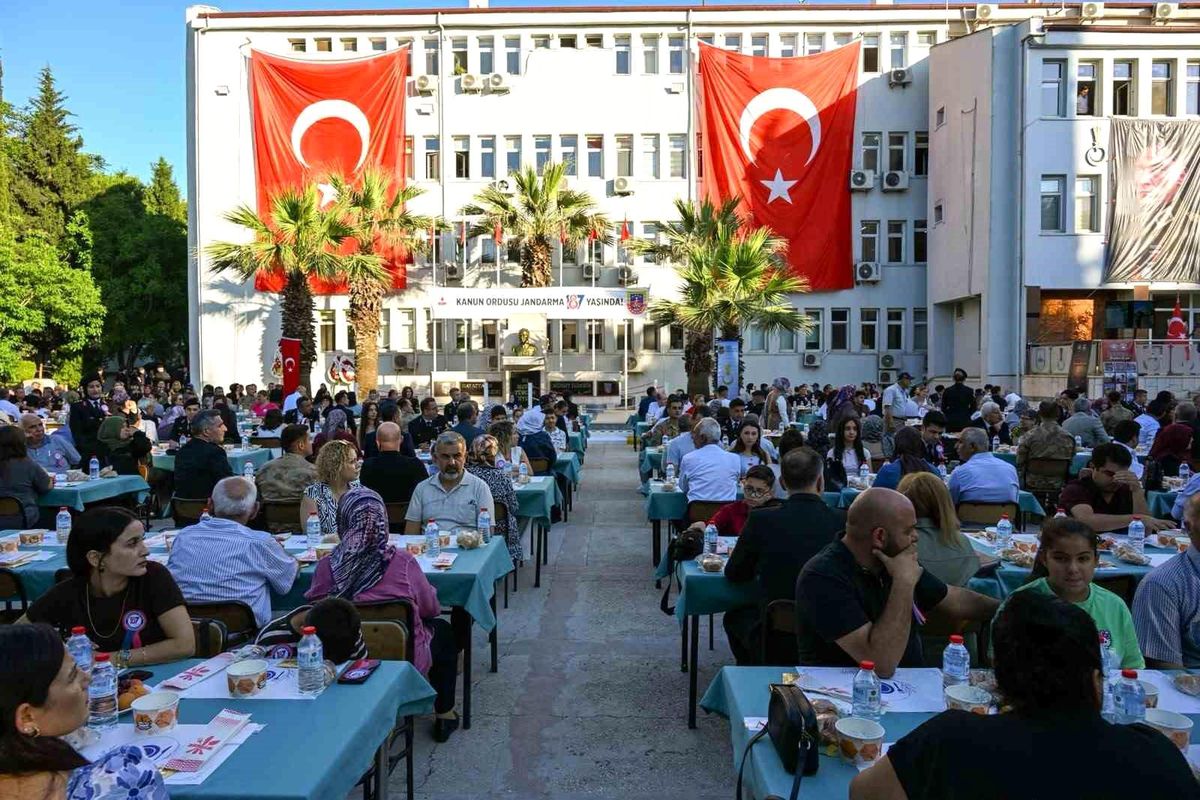 Manisa'da Jandarma'nın kuruluş yıl dönümü etkinliğinde şehit aileleri ve gaziler ile protokol üyelerinin bir araya geldiği akşam yemeğinden bir kare.