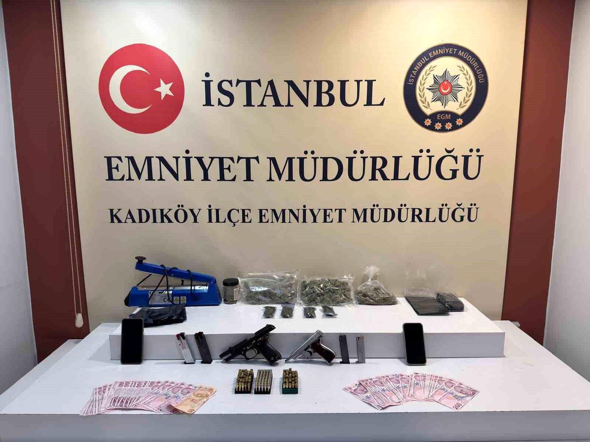 Kadıköy'de 'dur' ihtarına uymayan şüphelilerden çok miktarda uyuşturucu madde ve ruhsatsız silah çıktı