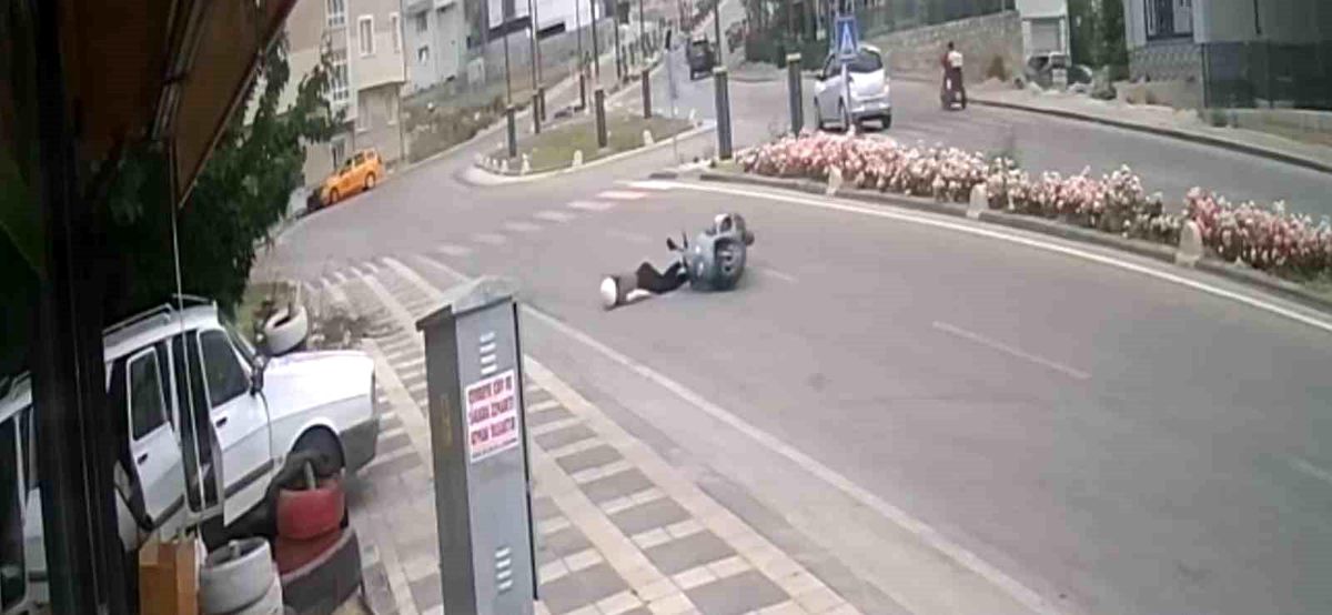 Kaldırıma çarpan motosiklet ve sürücünün yola savrulduğu anlar kameraya yansıdı: 1 yaralı