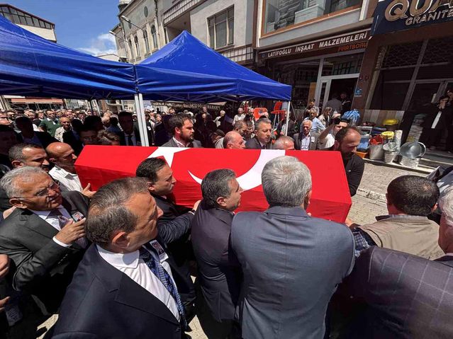 Kalp krizine yenik düşen Vali Yardımcısı Şenol Esmer memleketi Trabzon’da toprağa verildi