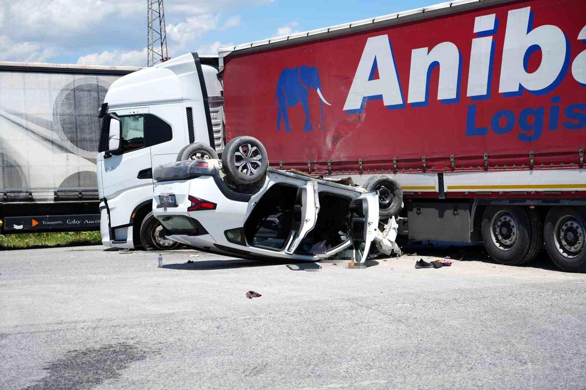 Kapıkule yolunda SUV araç ile tır çarpıştı: 2'si ağır 3 yaralı