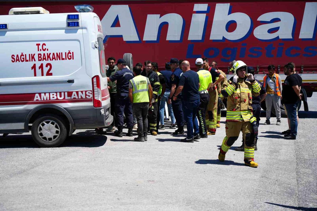 Edirne Kapıkule yolunda meydana gelen trafik kazası sonrası araçların durumu.