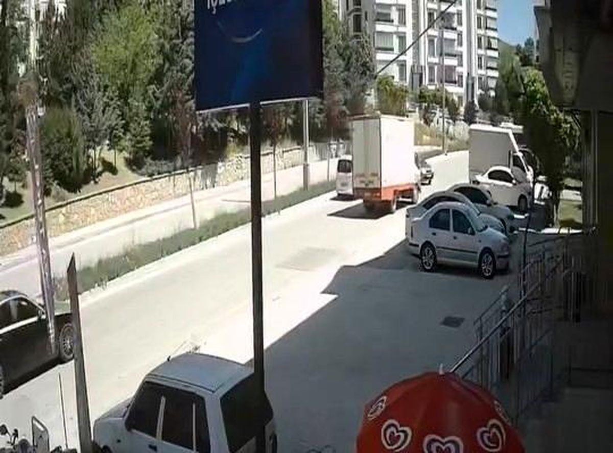 Karşı şeride geçen otomobil, kamyonetle çarpıştı: O anlar kameraya yansıdı