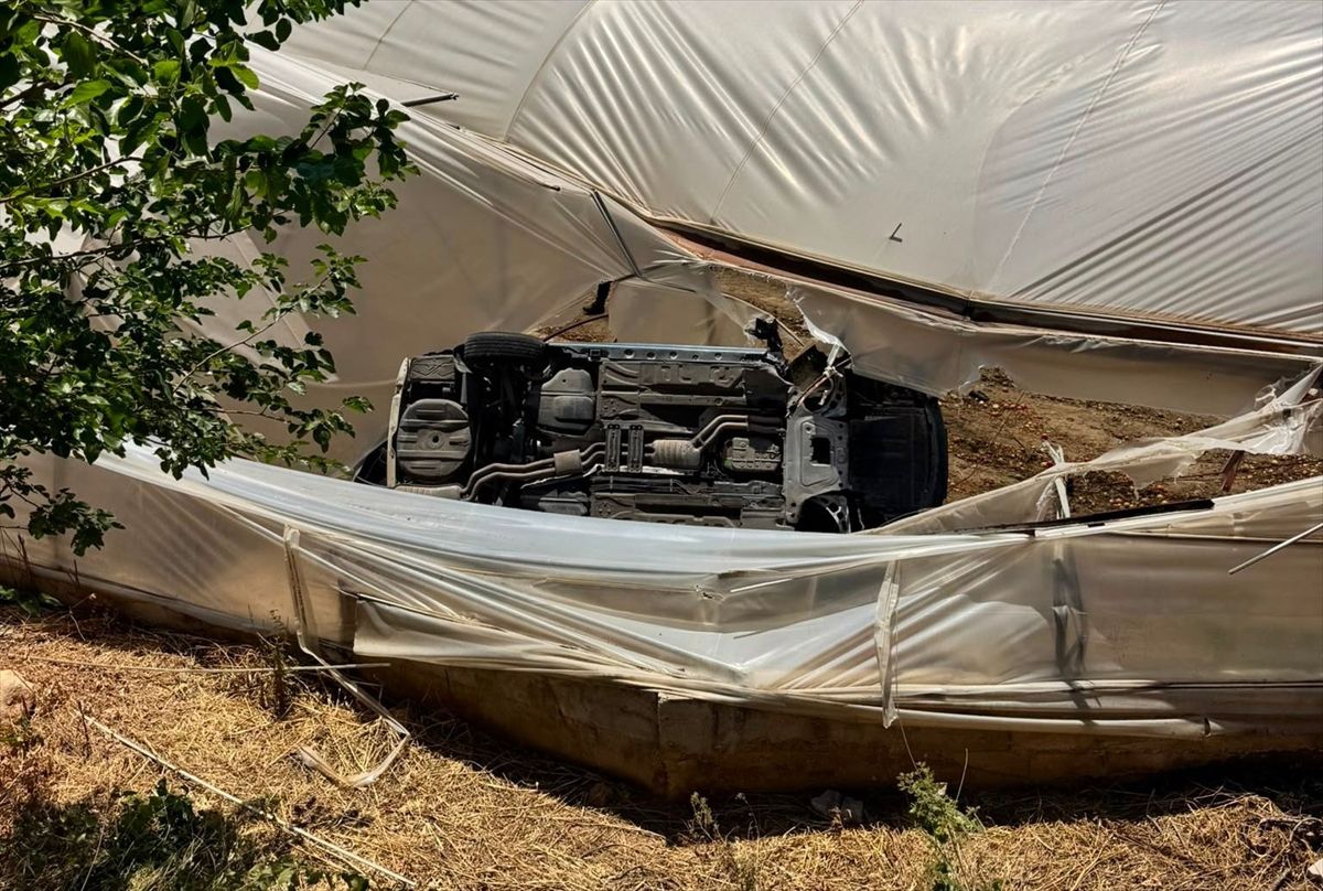 Kaş'ta seranın içine devrilen otomobildeki 3 kişi yaralandı