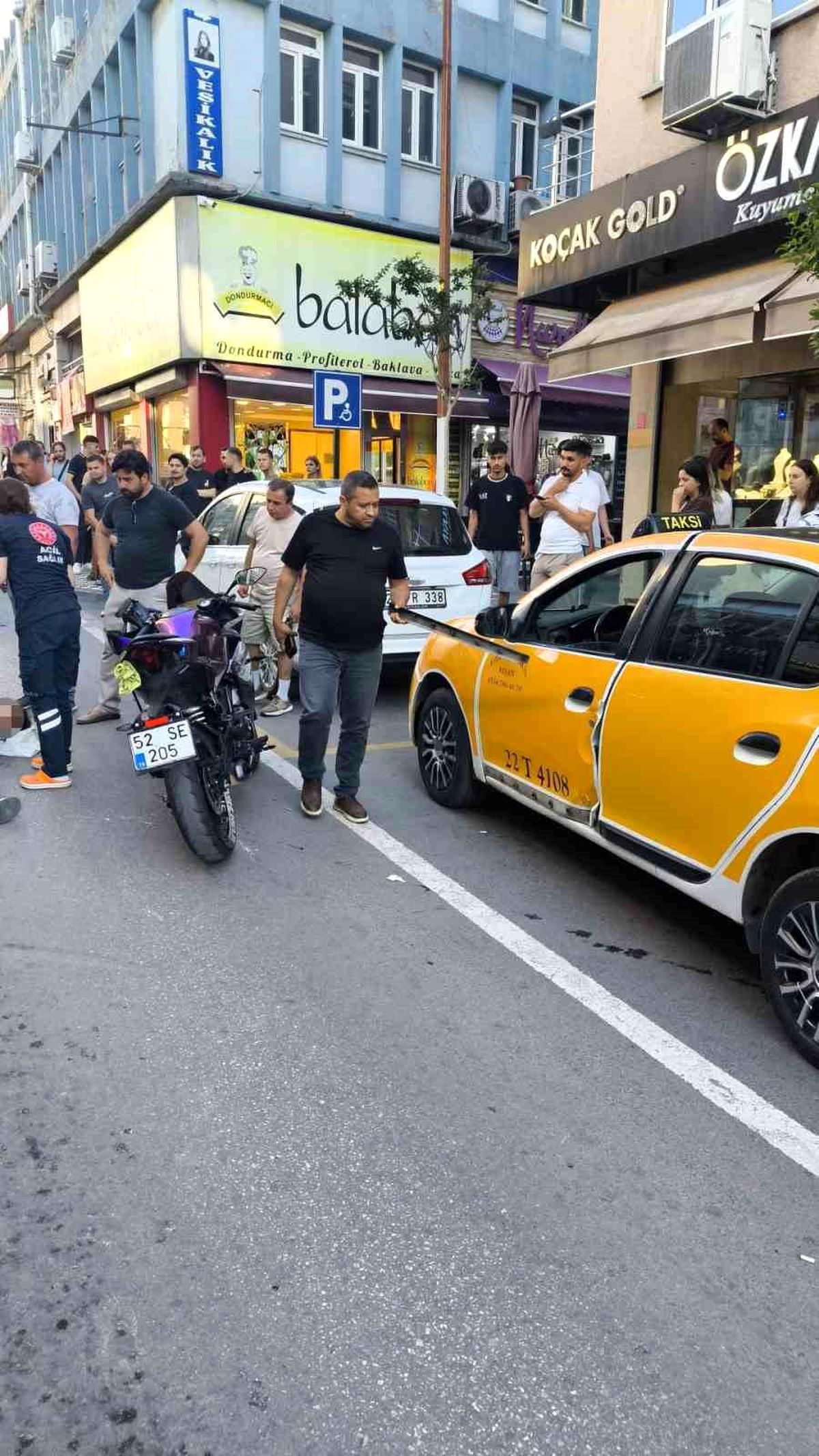 Keşan'da bir motosikletin park halindeki ticari taksinin kapısına çarptığı kaza yerinden genel görünüm.