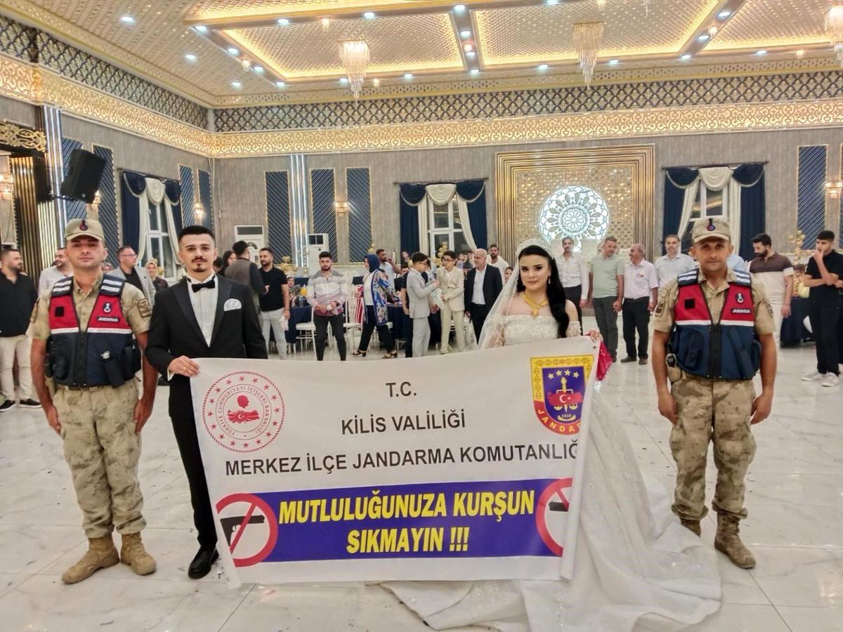 Kilis'te 'Mutluluğunuza Kurşun Sıkmayın' uyarısı
