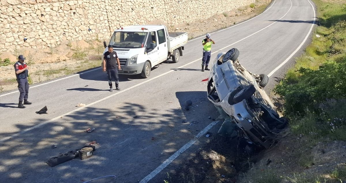 Kütahya'da şarampole devrilen otomobilin sürücüsü ağır yaralandı