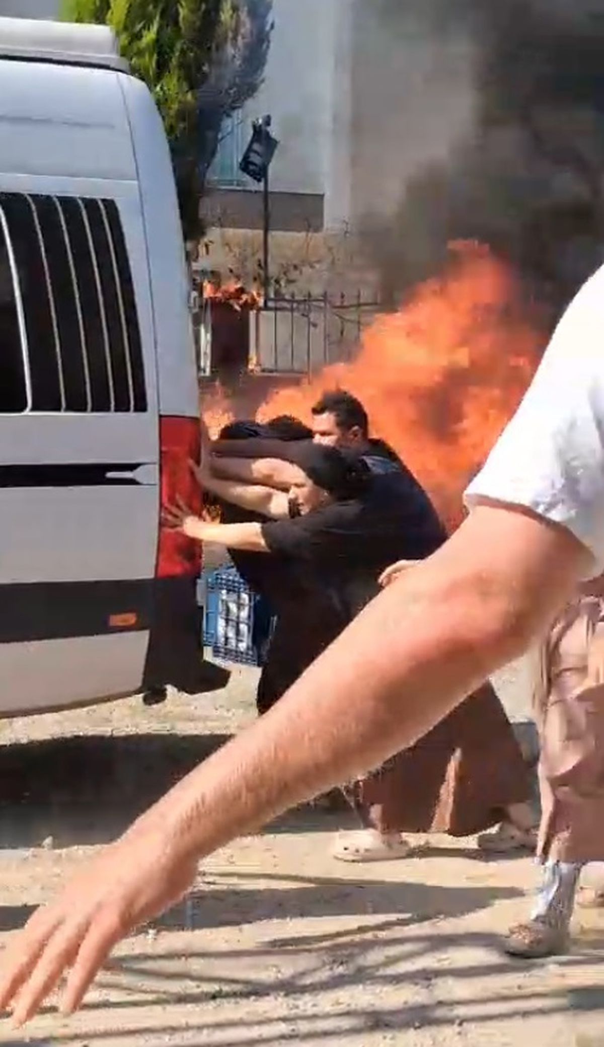 Mahalleli seferber oldu, minibüsü yanmaktan kurtardı