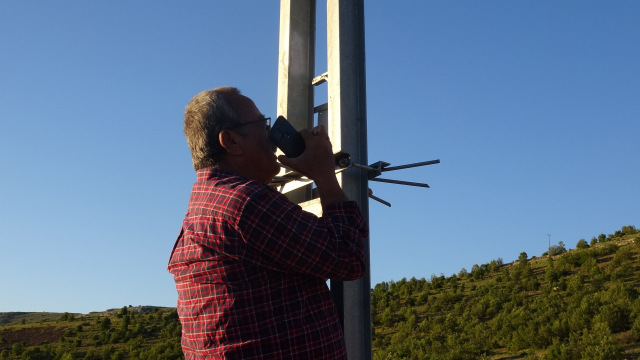 Maskarlar Hamlet residents climb to high points to talk on the phone