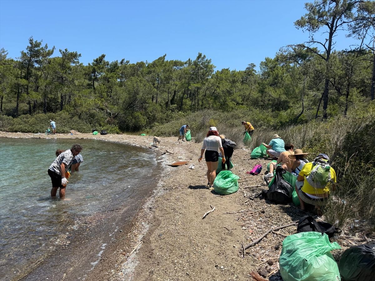 Marmaris'te gönüllüler koyda çevre temizliği yaptı