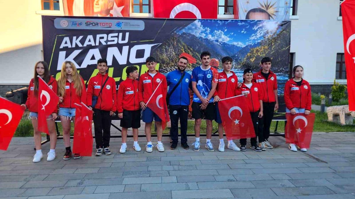 Tunceli'de Munzur Çayı üzerinde kano sporcuları yarışırken