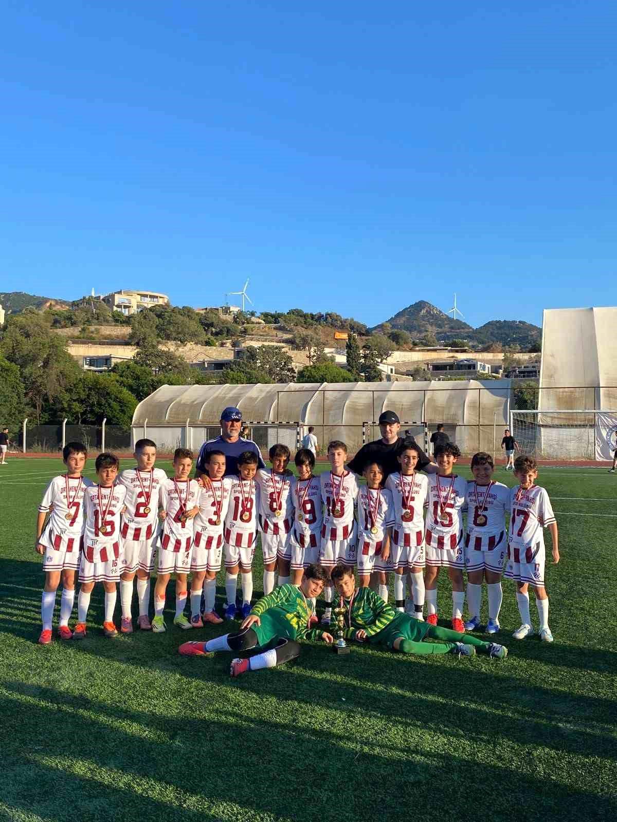 Namağlup şampiyon Ortakent Yahşi SK U11 takımı kupaya uzandı