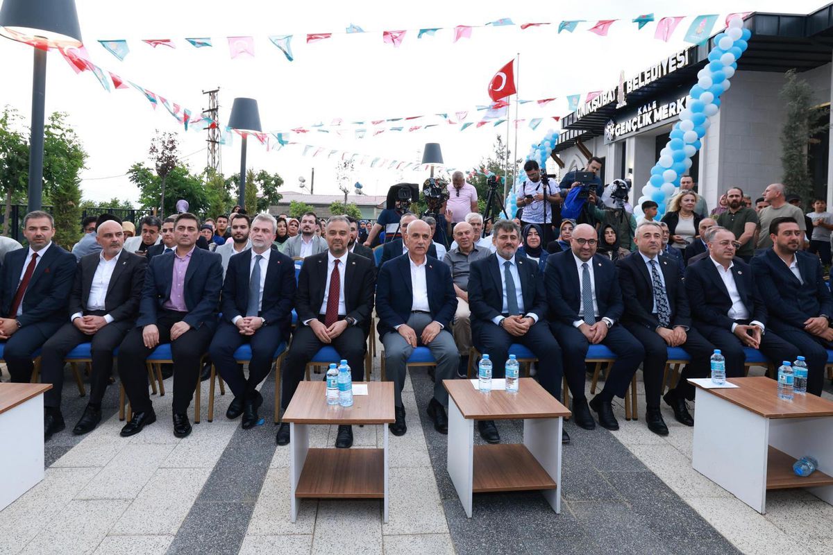 Kale Gençlik Merkezi ve Meydan Projesi açılış töreninden bir görünüm.