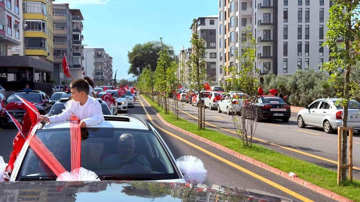 Osmaniye'de 72 öğrenci mezuniyet ve hatim sevincini konvoyla kutladı