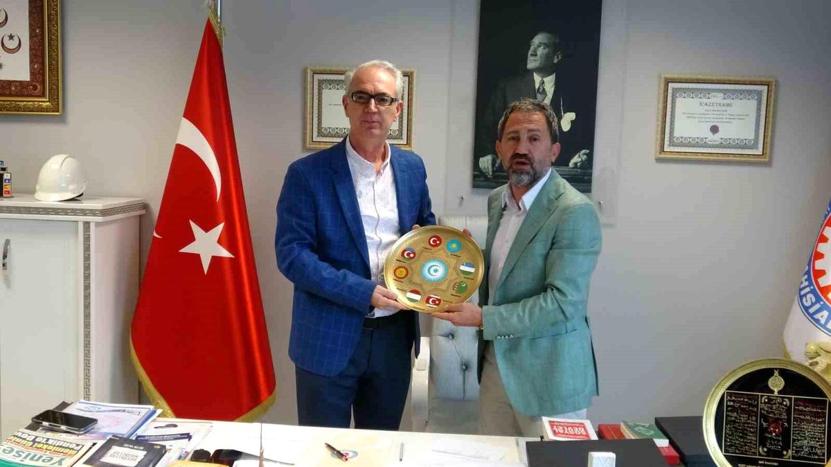 Osmanlı'dan günümüze ulaşan Ahi sancağı Türkiye ile Kosova'yı buluşturdu