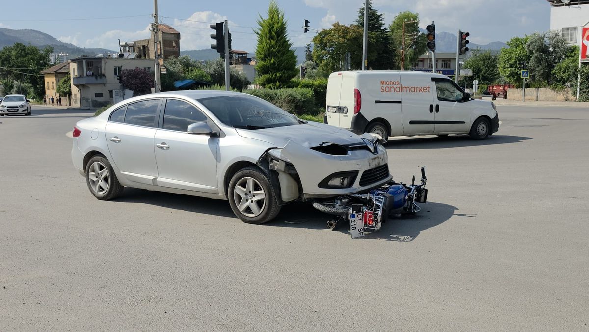 Kozan'da Motosiklet ile Otomobil Çarpıştı: 2 Yaralı
