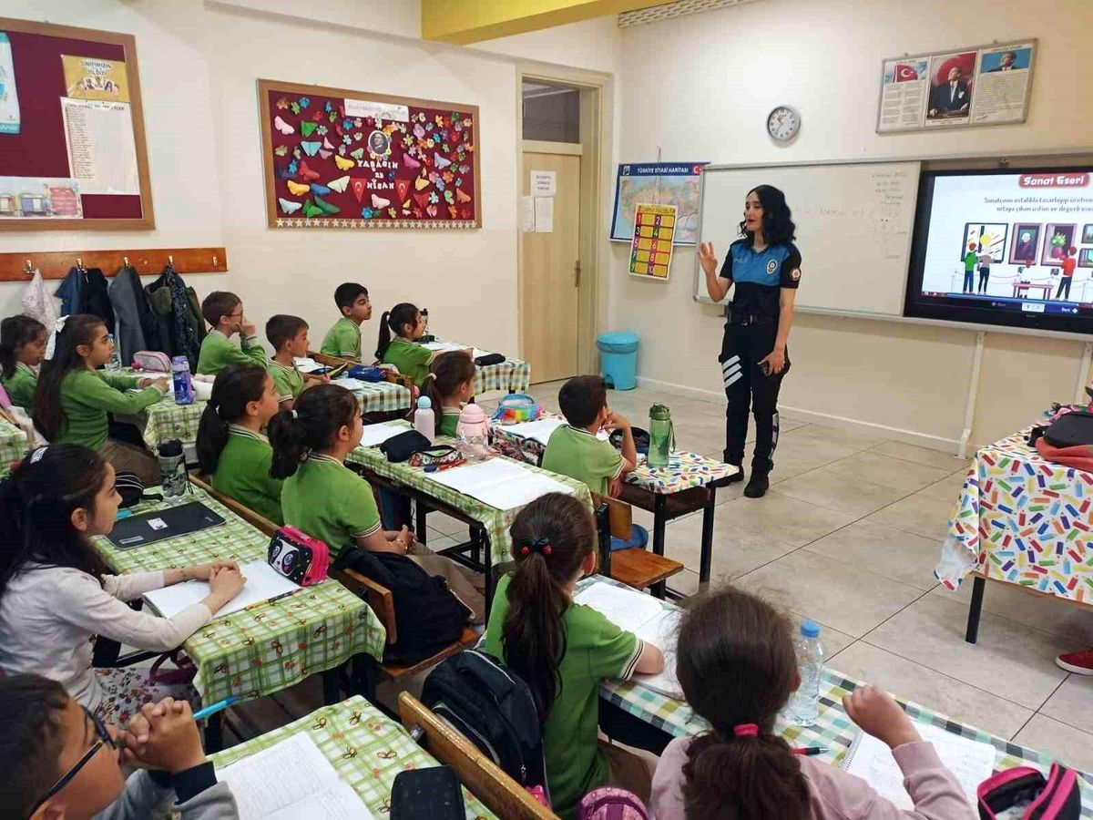 Erzincan'da polisler tarafından öğrencilere güvenlik eğitimi verilirken çekilmiş bir fotoğraf.