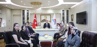 Rektör Gülçin'den dereceye giren eczacılık öğrencilerine başarı belgesi