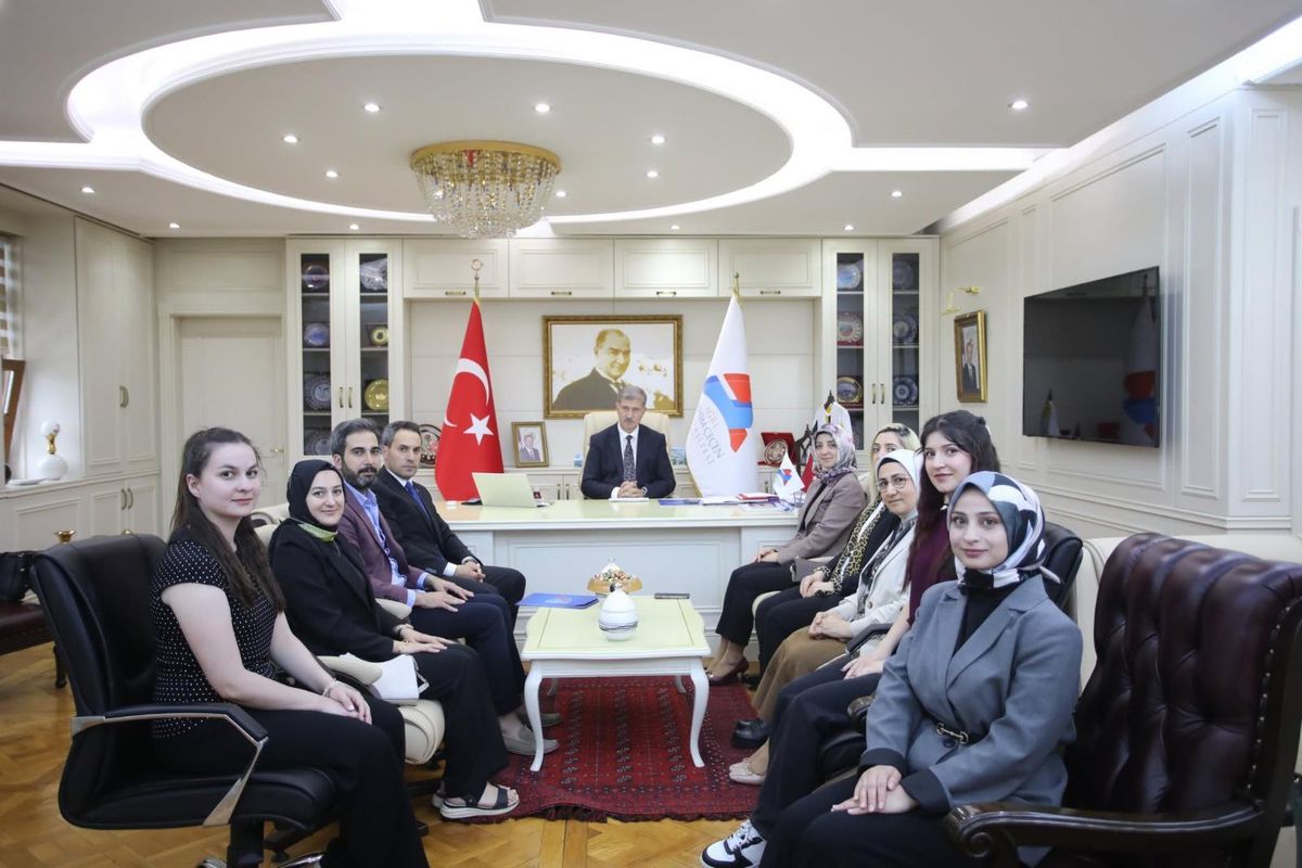 Rektör Gülçin'den dereceye giren eczacılık öğrencilerine başarı belgesi
