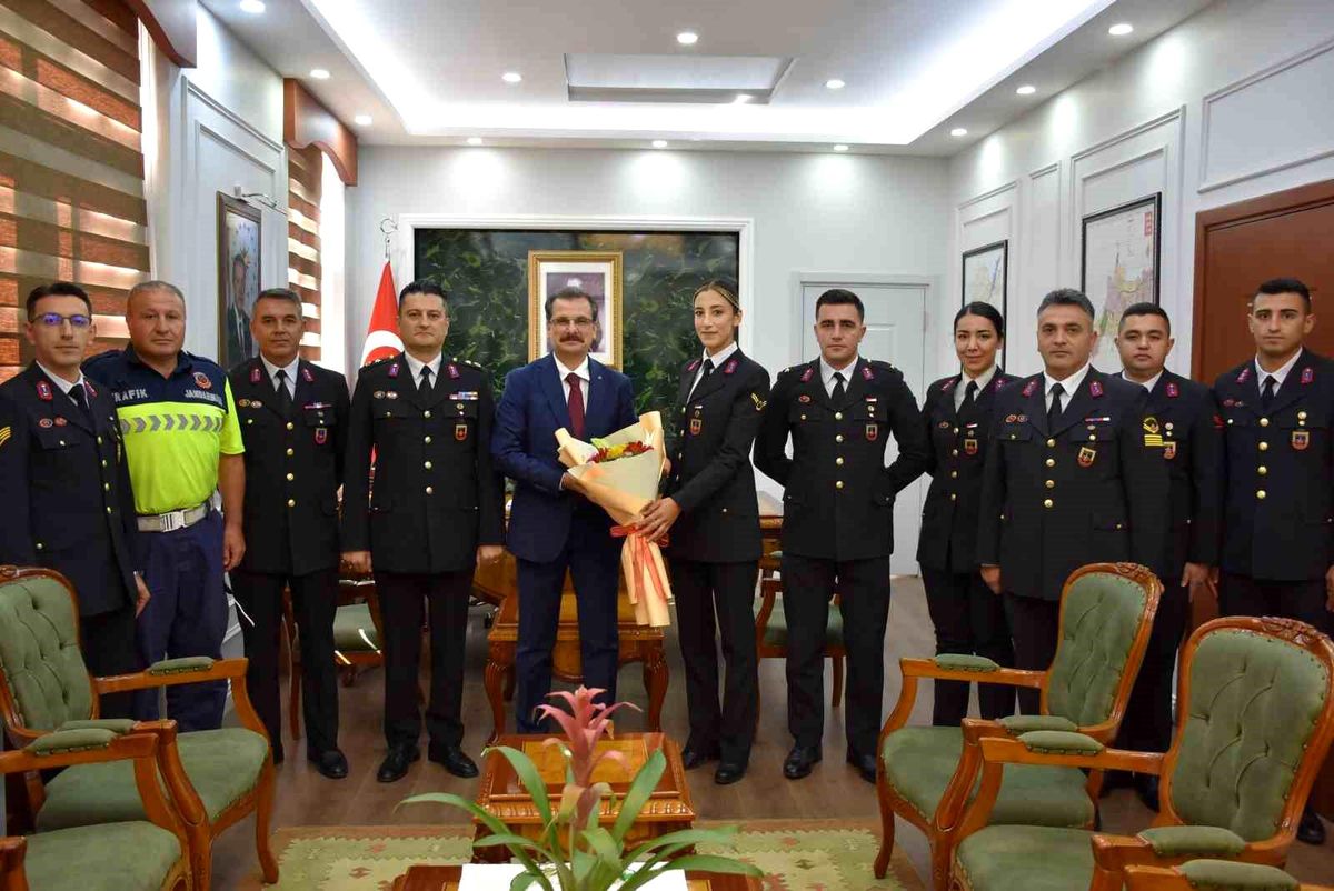 Salihli İlçe Jandarma Komutanı Binbaşı Doğukan Karaaslan'ın Kaymakam Ali Güldoğan'ı ziyaretinden bir kare.