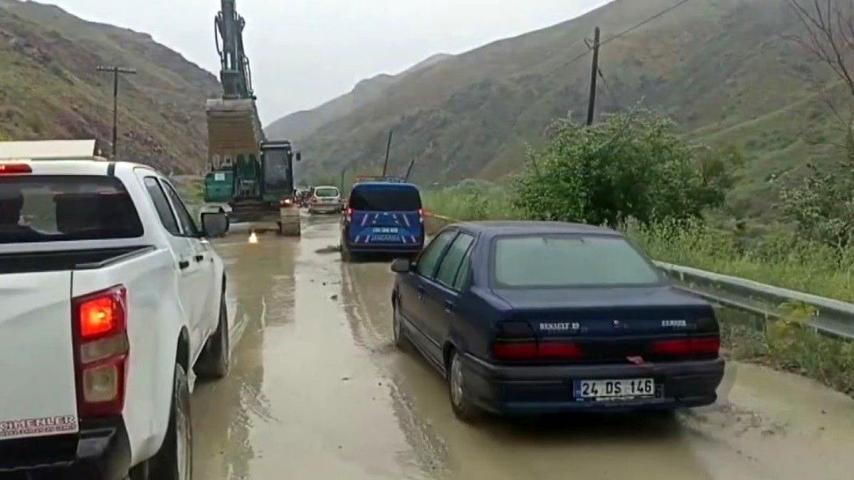 Selin kapattığı Erzincan-Kemah yolu yeniden ulaşıma açıldı
