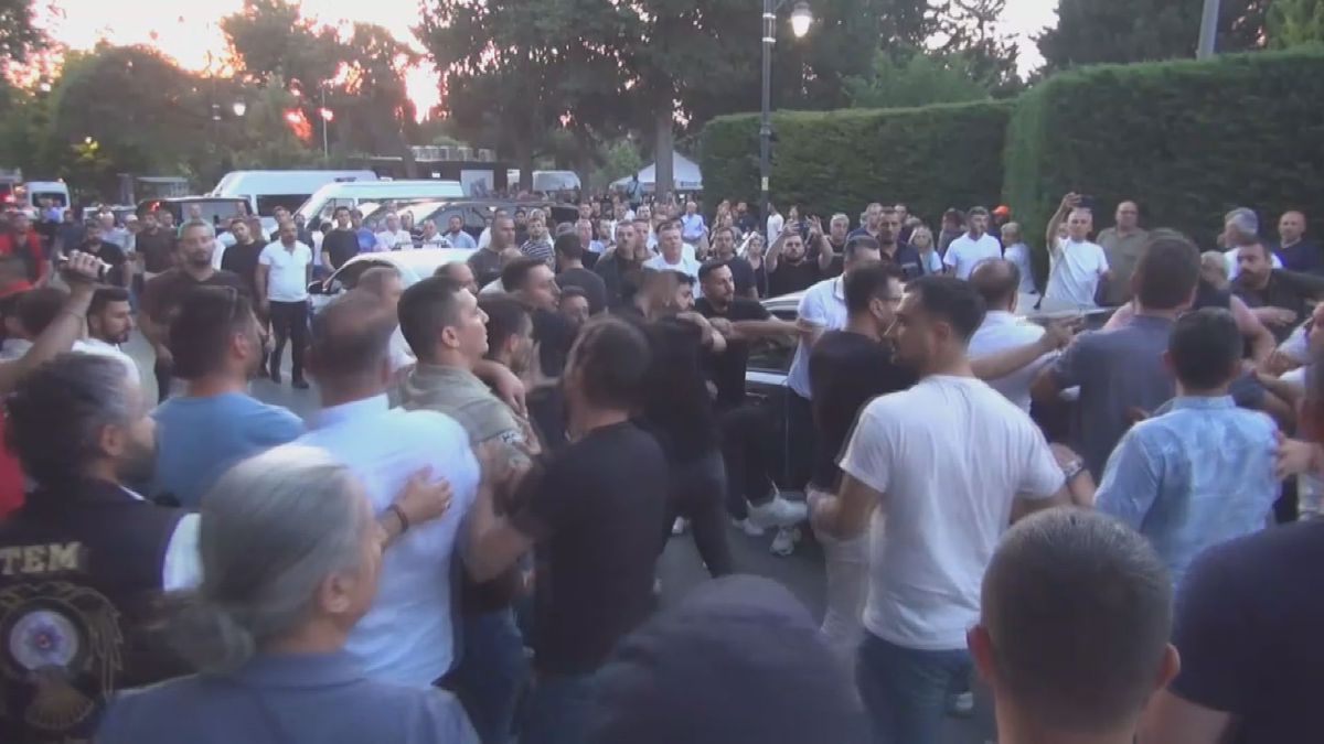 Silivri Adalet Sarayı önünde polis güvenlik önlemleri alıyor.