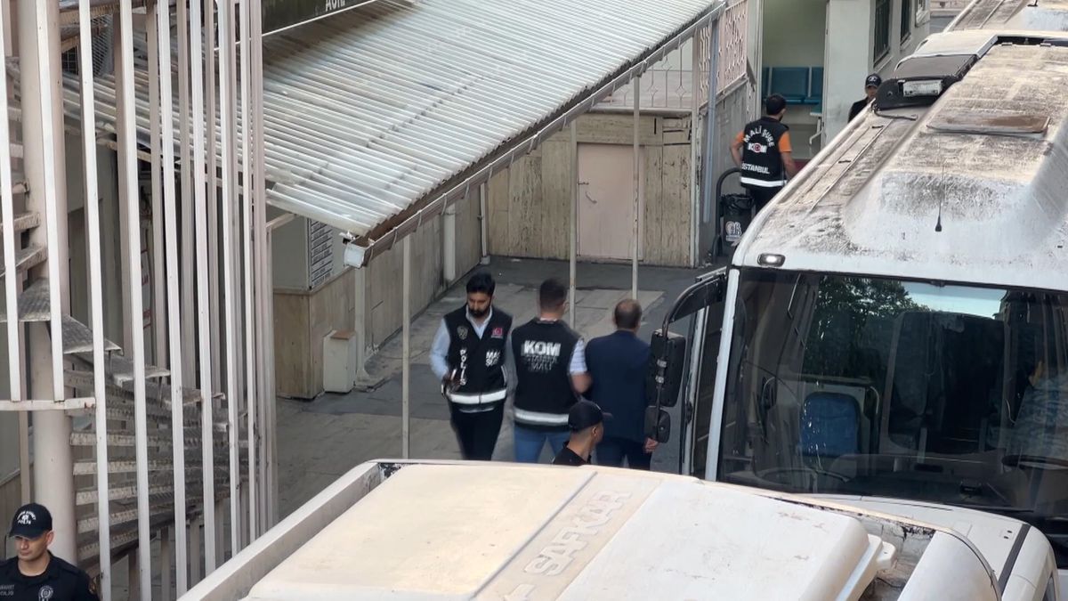 Silivri Belediyesi'ne yönelik yolsuzluk operasyonunda gözaltına alınan şüpheliler sağlık kontrolünden geçirildi.