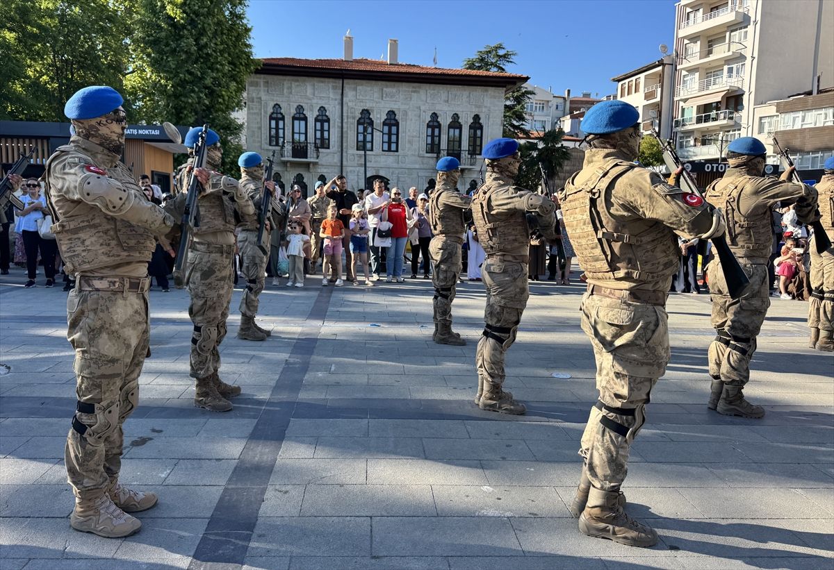Sinop'ta Jandarma komandolarının tüfekli gösteri yaptığı an