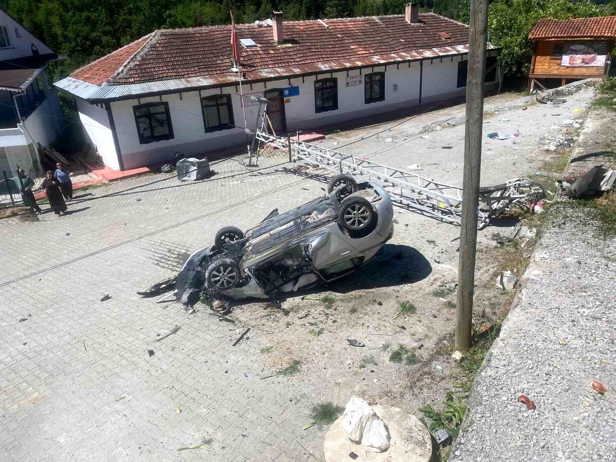 Küre'de takla atmış otomobil ve devrilmiş aydınlatma direği