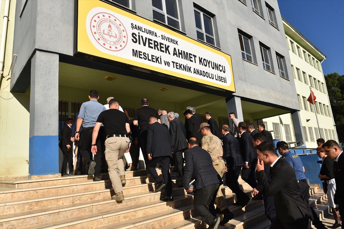 TBMM Okul Saldırılarını Araştırma Komisyonu üyeleri, Siverek'teki Ahmet Koyuncu Mesleki ve Teknik Anadolu Lisesi'nde inceleme yapıyor.