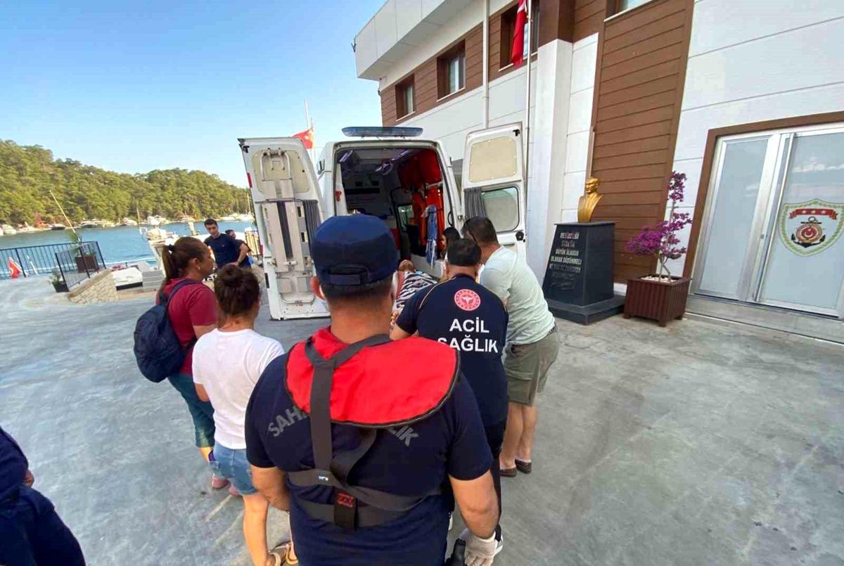 Tersane adasında rahatsızlanan vatandaşa tıbbi tahliye