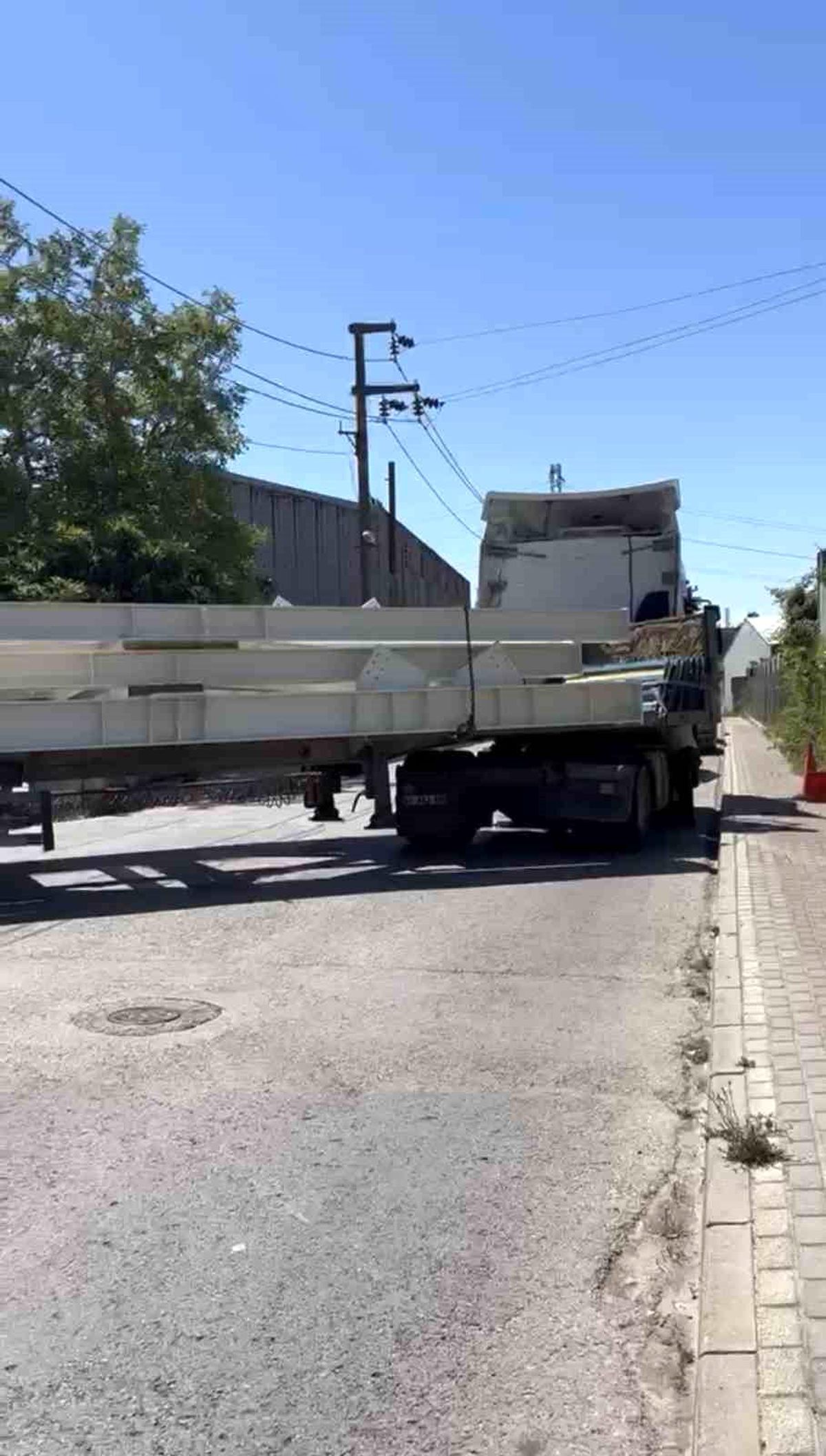 Gebze'de bir tırın çarptığı 16 yaşındaki Berat Eker'in hayatını kaybettiği kaza yeri.