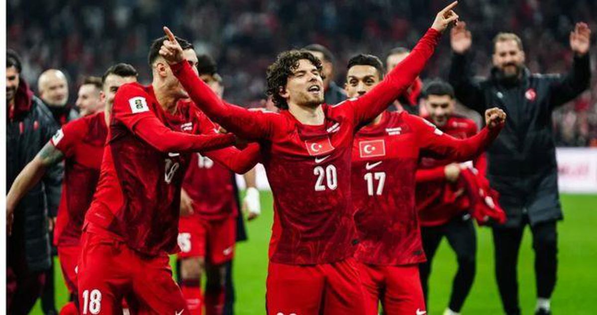 Türkiye milli futbol takımı oyuncuları sahada mücadele ederken