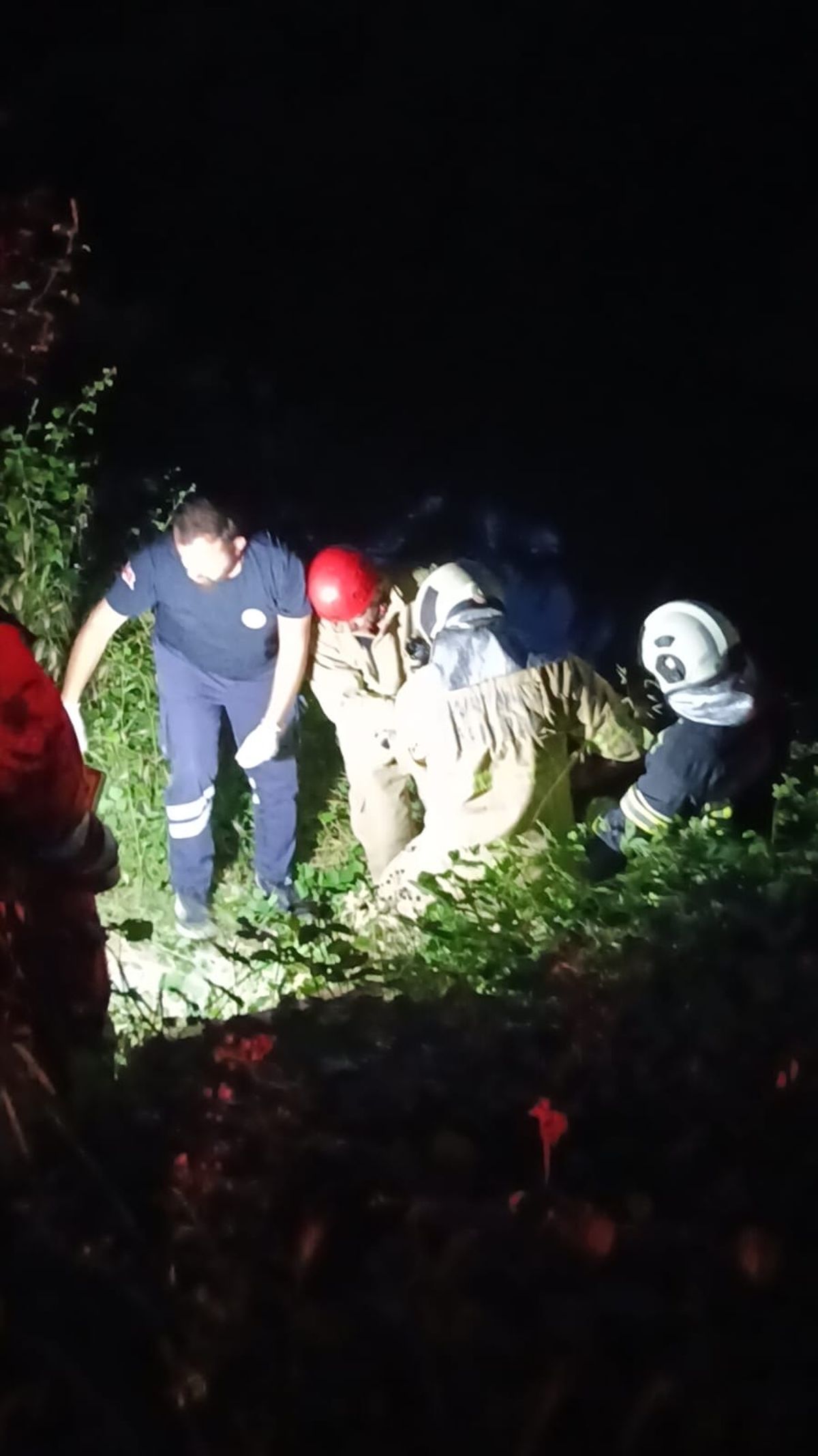 Alkollü vatandaş tuvalet ihtiyacını giderirken ırmağa düştü